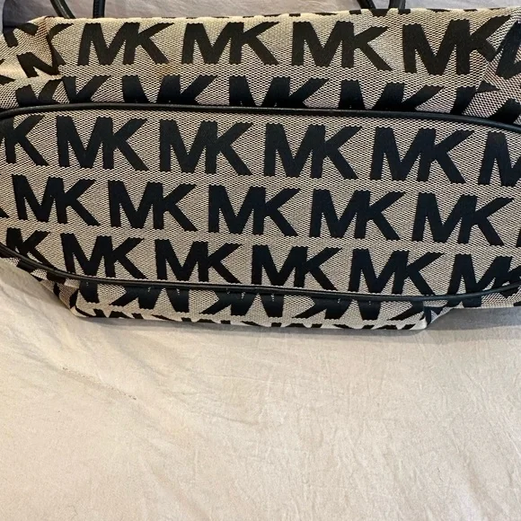 Michael Kors Signature Ring Bag -Black - Picture 4 of 8